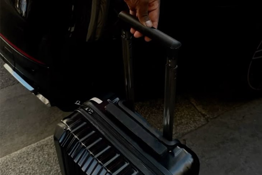 Voyageuse élégante avec sa valise dans un terminal d'aéroport